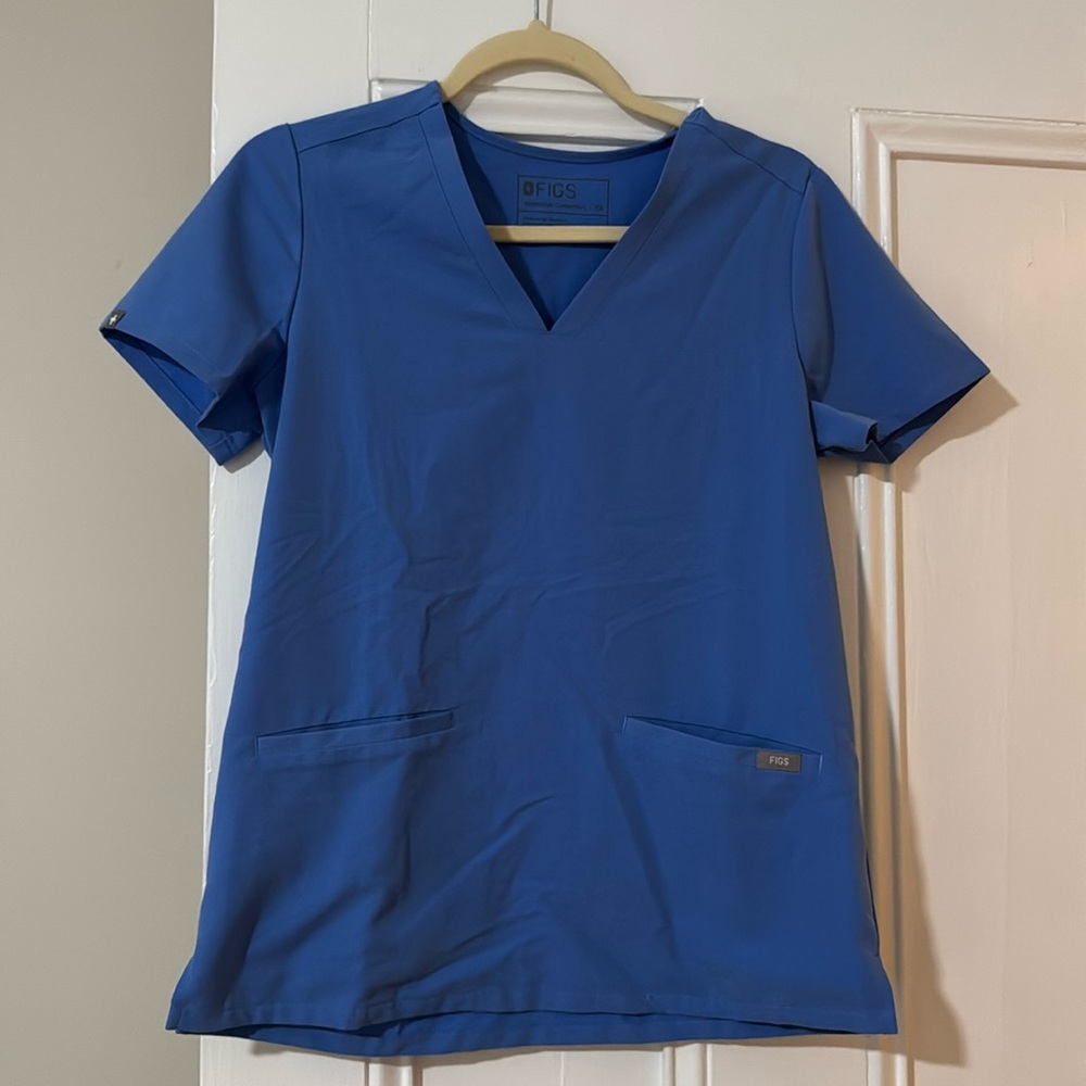 Figs casma three pocket scrub top in ceil blue XS